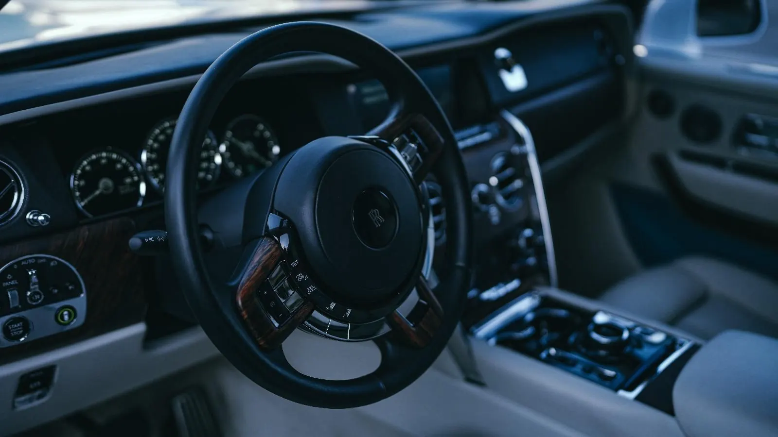 Rolls-Royce Cullinan cockpit