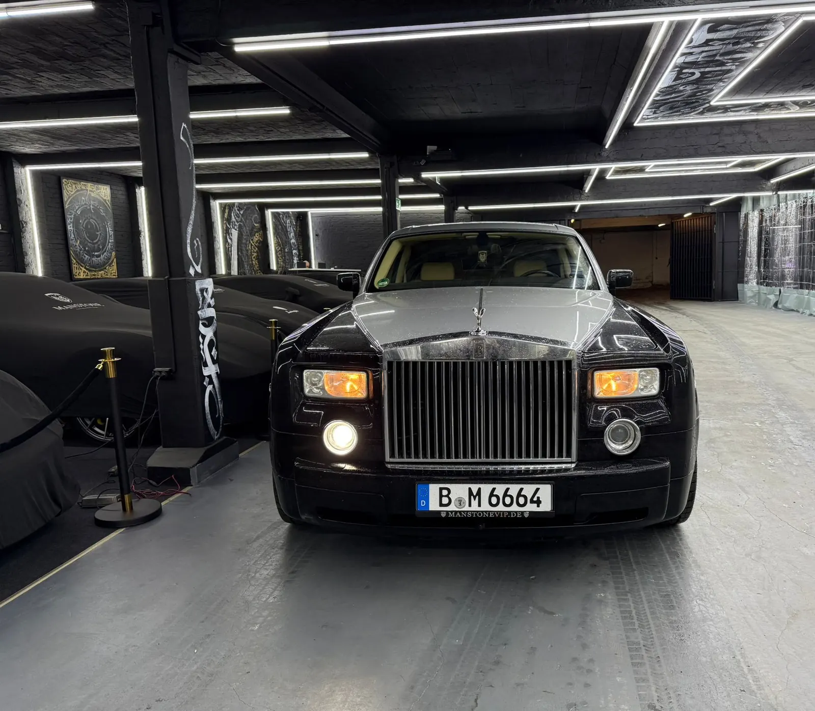 Rolls-Royce Phantom head-on